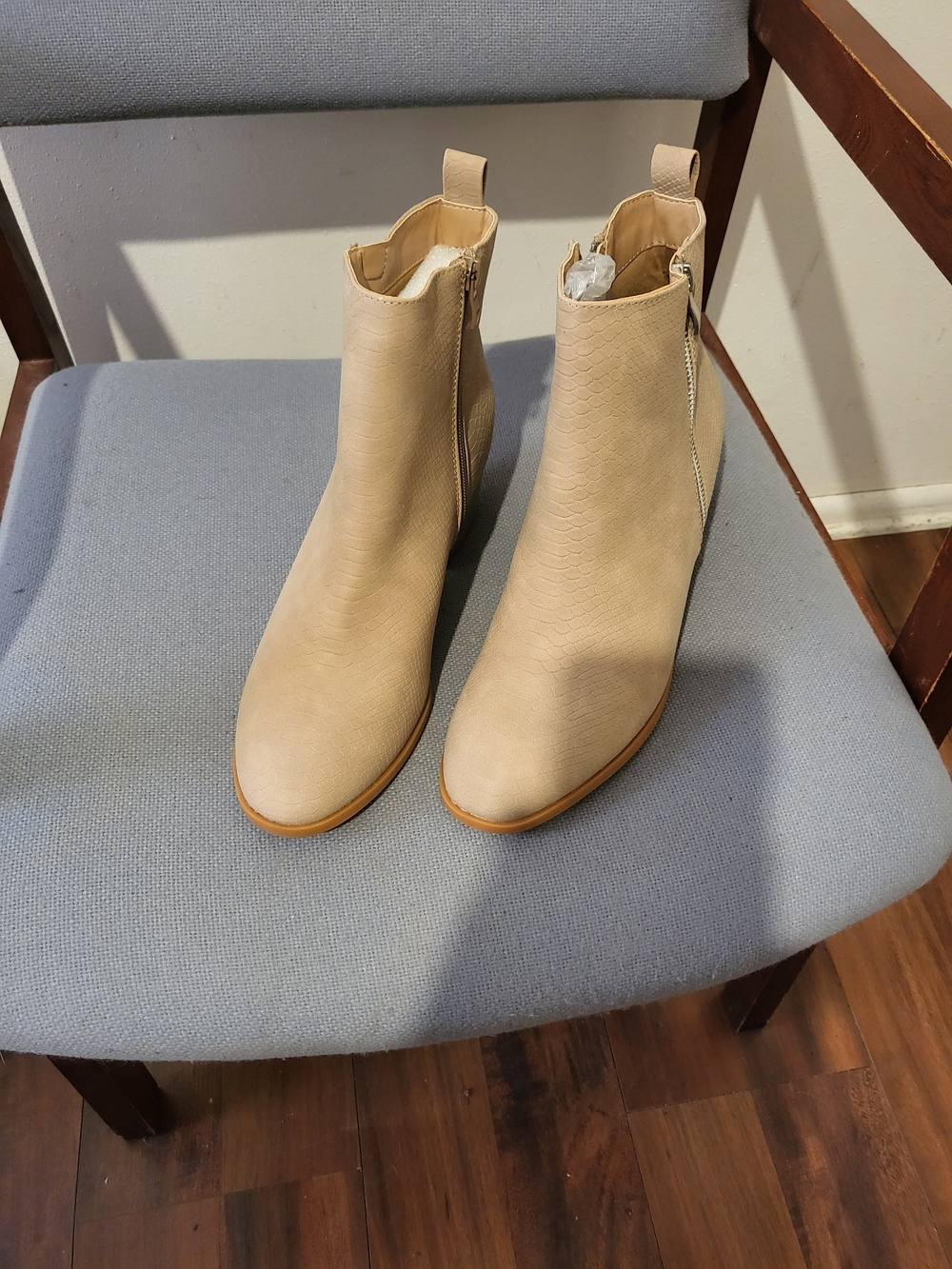 NWOT NO BRAND Beige Cream Ankle Booties with Block Heel - Picture 2 of 5